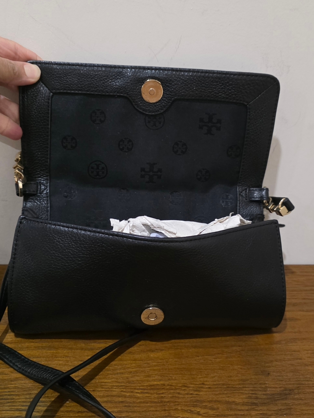 Like New!Tory Burch Black Pebbled Leather Crossbody Bag - Picture 4 of 11